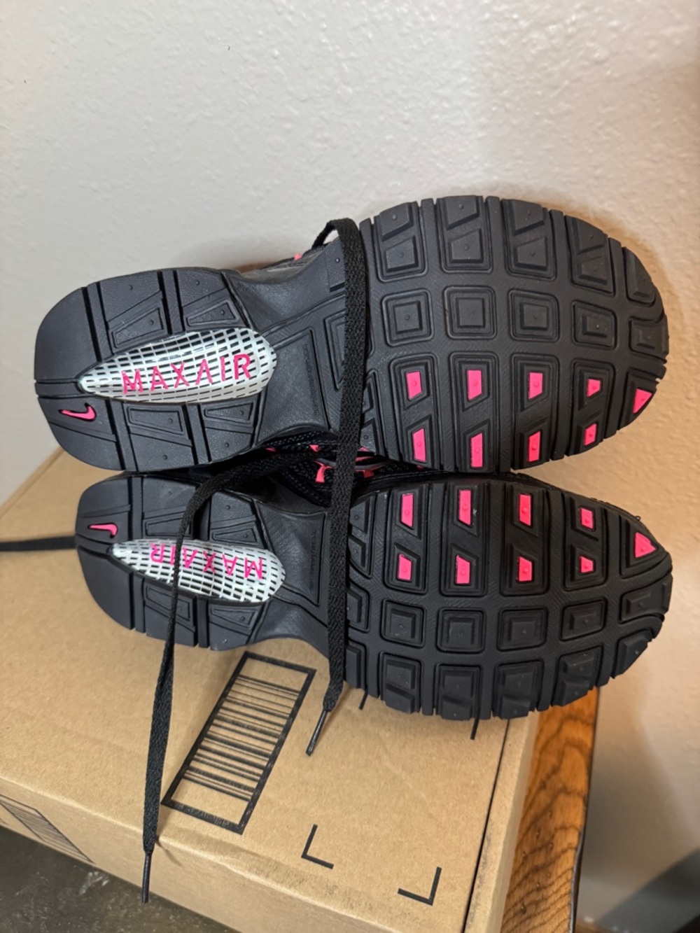 Nike Women's Black and Pink Athletic Running Shoes - Picture 7 of 7